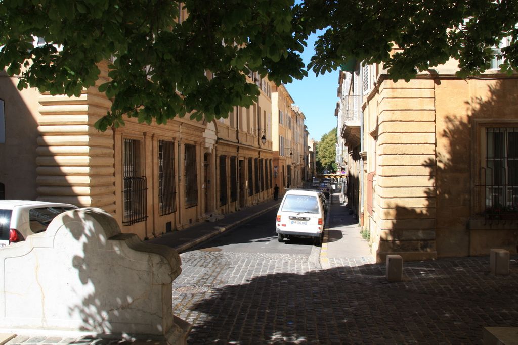 Rue Cardinale, Aix-en-Provence (opposite to the really old, medieval city; an area built in the 17th and 18th centuries)