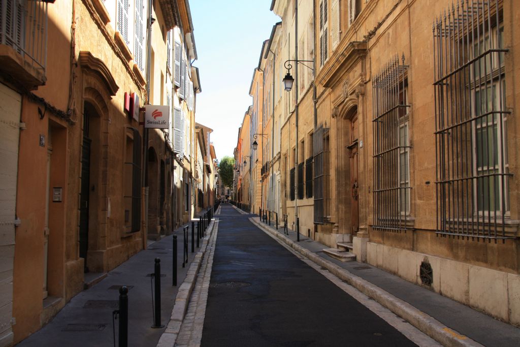 Rue Cardinale, Aix-en-Provence (opposite to the really old, medieval city; an area built in the 17th and 18th centuries)