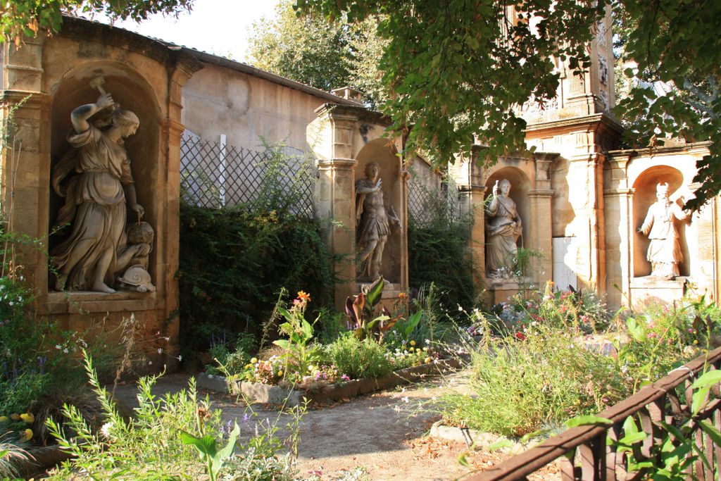 Right outside the old town of Aix-en-Provence (in an older building of the 17th century, unfortunately not in a very good state)