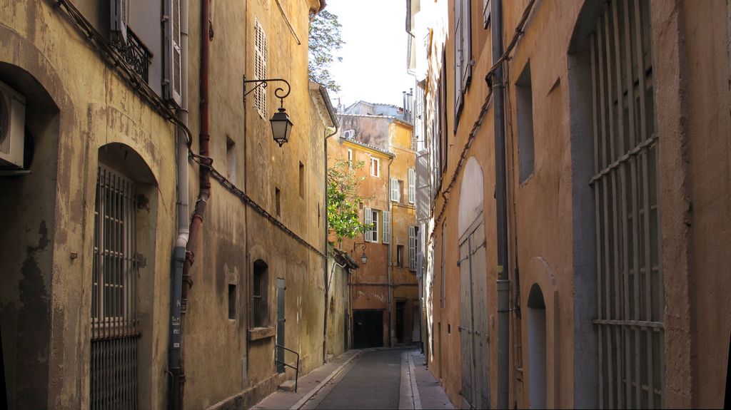 Small streets in Aix, behind the Main Court building