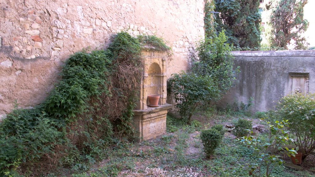 Internal courtyard of a palace in old Aix