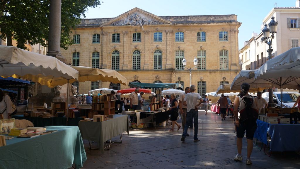 Every first Sunday of the month there is a book market at one of the central places of Aix-en-Provence…