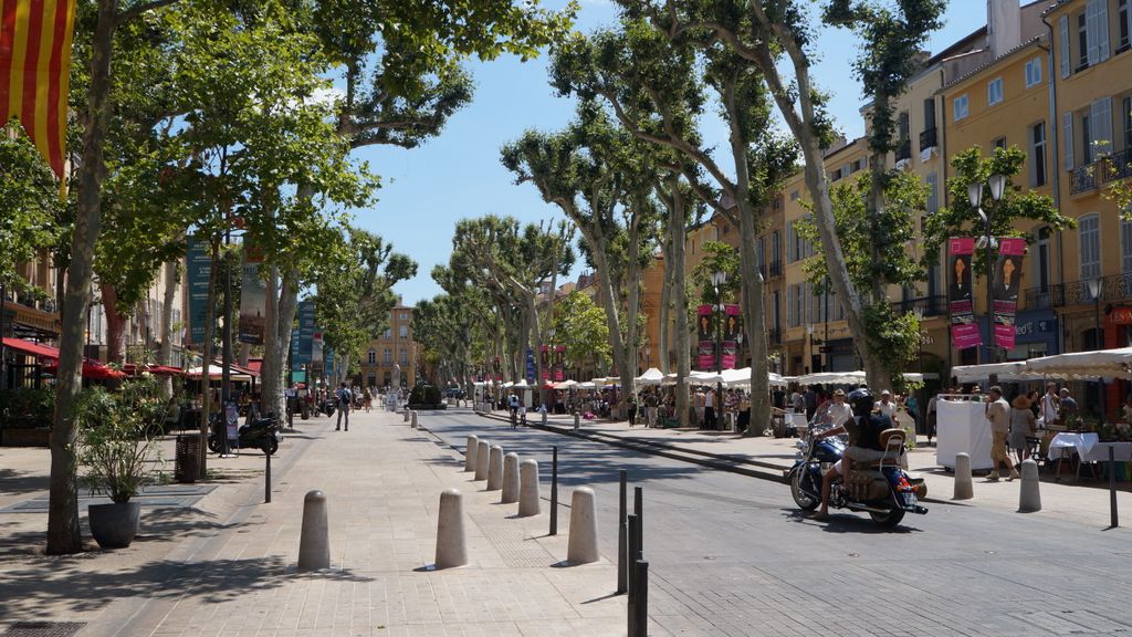 Roughly once every 10 years the trees on the Cours Mirabeau are trimmed, which gives an unusual look to the road…