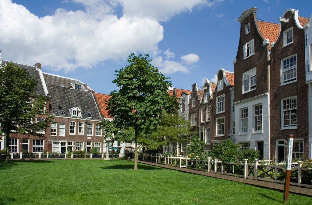 Begijnhoof, Amsterdam (“Begijnhoof” stands for a form of religious communities for women; not like cloisters because members did not take a vow for life. These “semi-cloisters” were around primarily in the Netherlands and in Flanders)