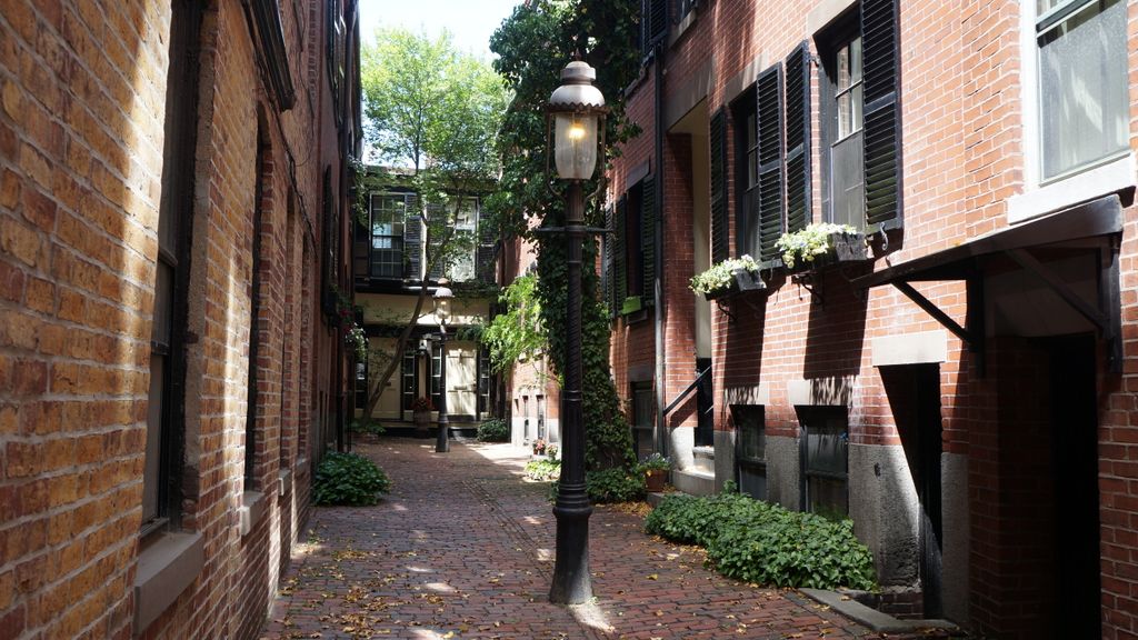 Small courtyard on Revere Street, Beacon Hill, Boston