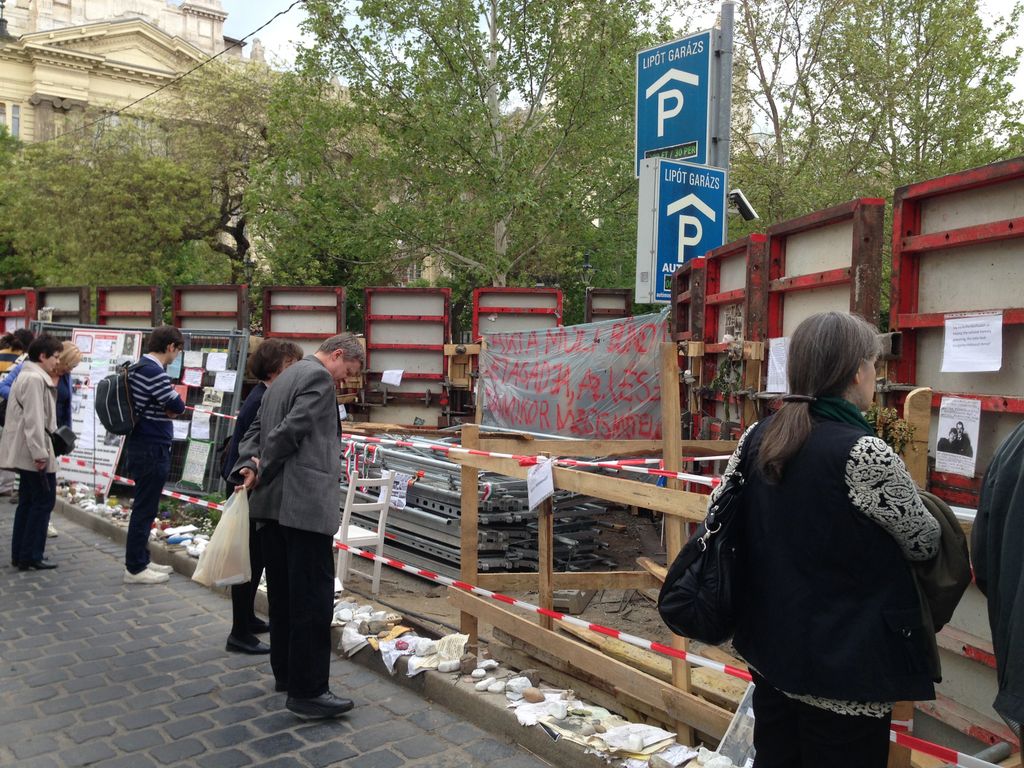 Manifestation at the creation of a new monument in Budapest, Szabadság tér