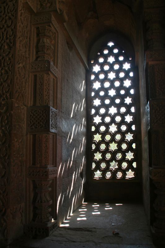 The building surrounding the Qutb Minar