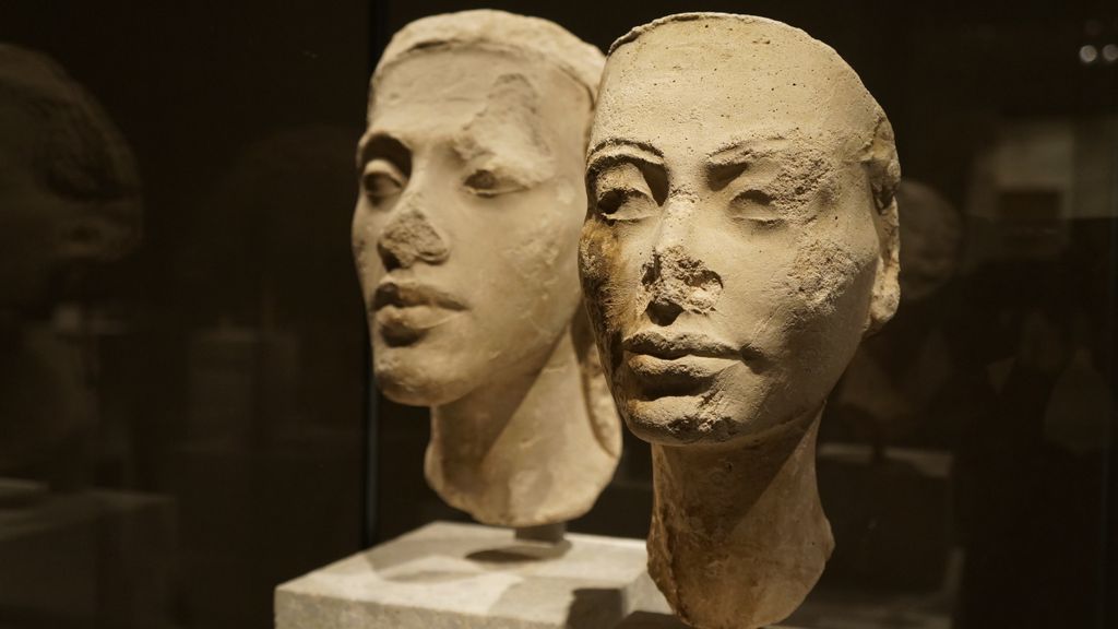 The royal couple: Akhenaten and Nefertiti, Pharao and Queen of Egypt, Neues Museum, Berlin