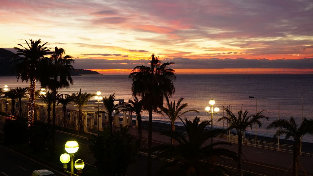 Sea in Nice, at dawn