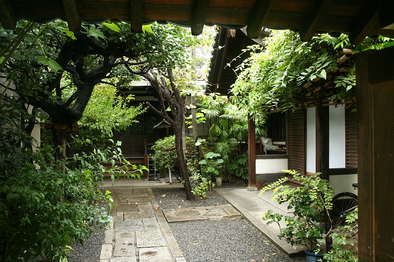 IMG_1132.jpg - One of the many small temples in the old streets of Kyoto