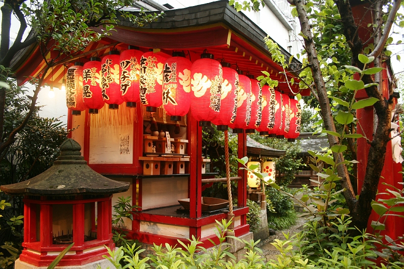 IMG_1147.jpg - Small shrine in the arcades of the Nishiki market