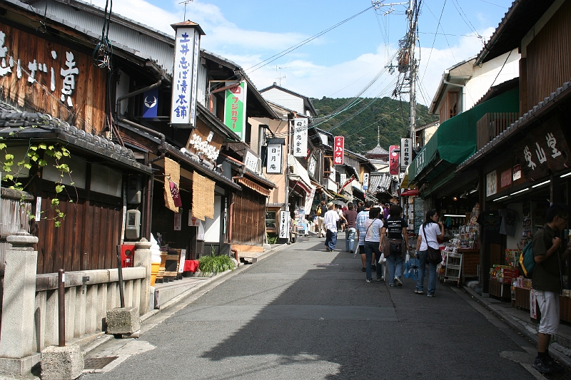IMG_1383.jpg - Small streets around the Kiyomizu Dera Temple