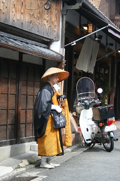 IMG_1388.jpg - Small streets around the Kiyomizu Dera Temple