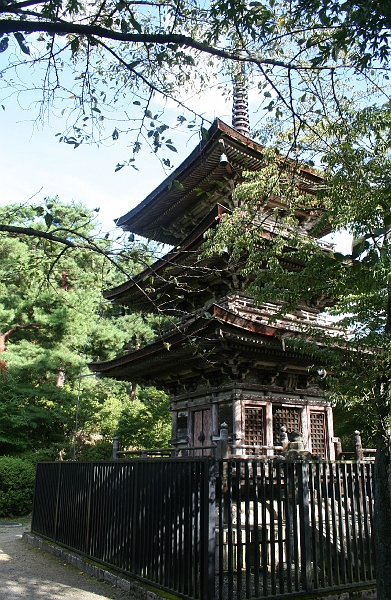 IMG_1476.jpg - A small pagoda in the park around the Kiyomizu temple