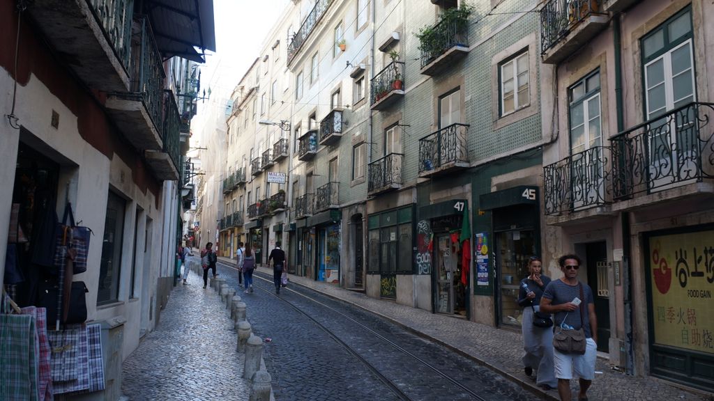 Coming down from the castle, Lisbon