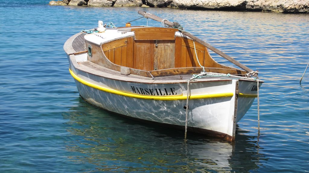 Port du Vallont-des-Auffes, Marseille: a very small former fishers' port, today completely swalled by the city...