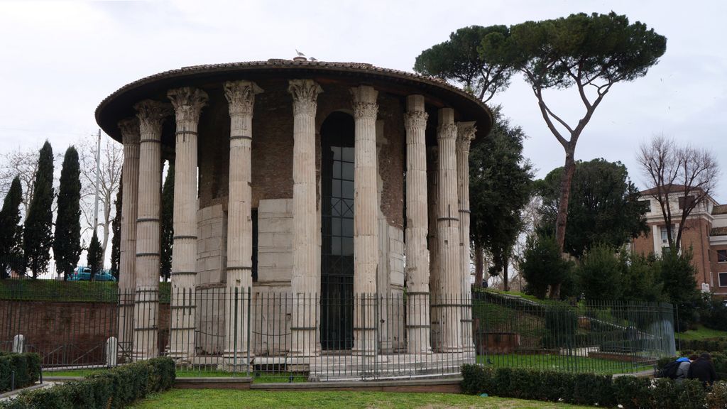 One of the many small ancient ruins in Rome; I did not even find its name on the map!