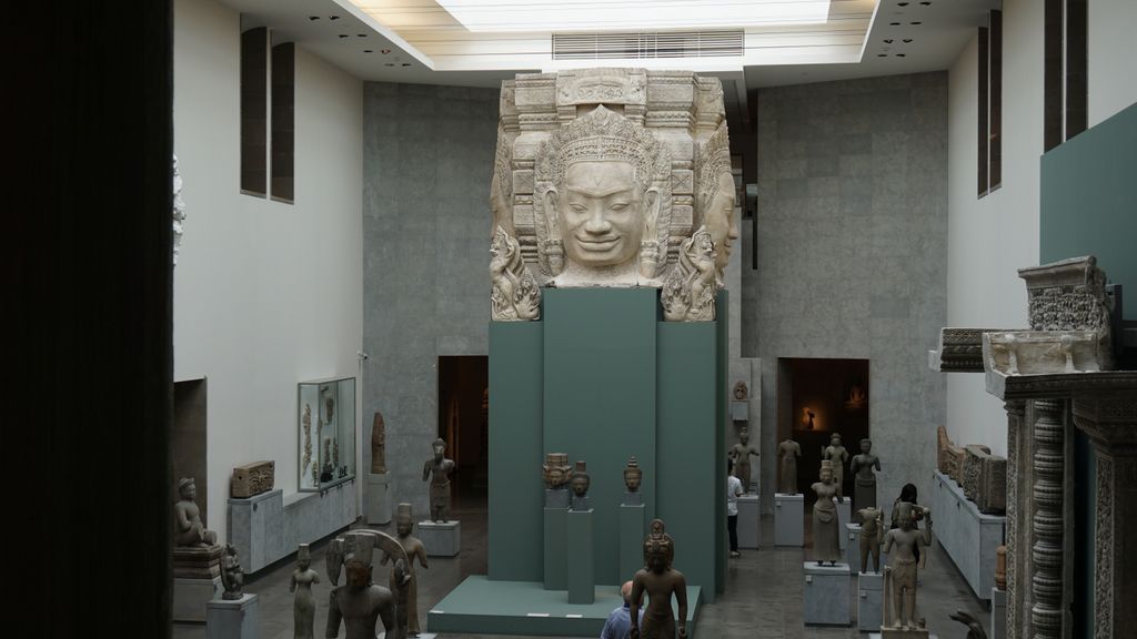 At the Musée Guimet, Paris (view of the Cambodgian hall, with some remains of Anghor Vat)