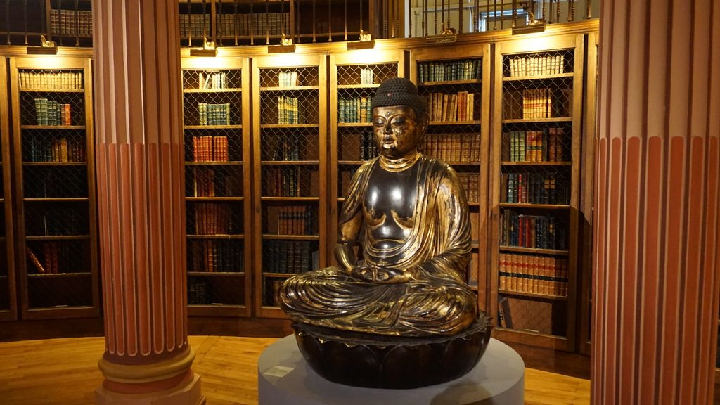 At the Musée Guimet, Paris (the library of the founder of the Museum, Émile Étienne Guimet, which also includes two buddha statues like this “Amida” statue of Japan)
