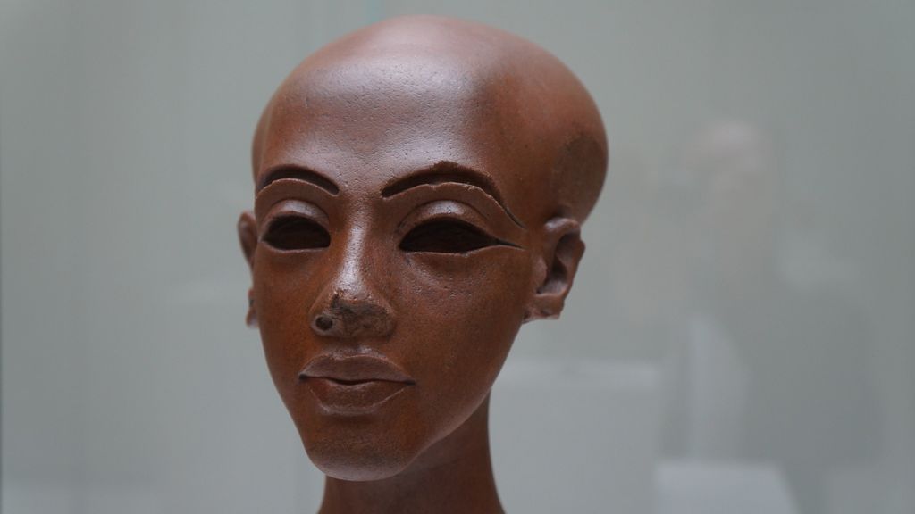 Statue of, possibly, a child of Nefertiti, Neues Museum, Berlin