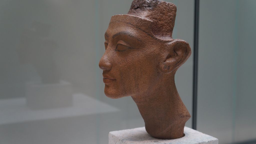 A less known statue of Queen Nefertiti, Neues Museum, Berlin