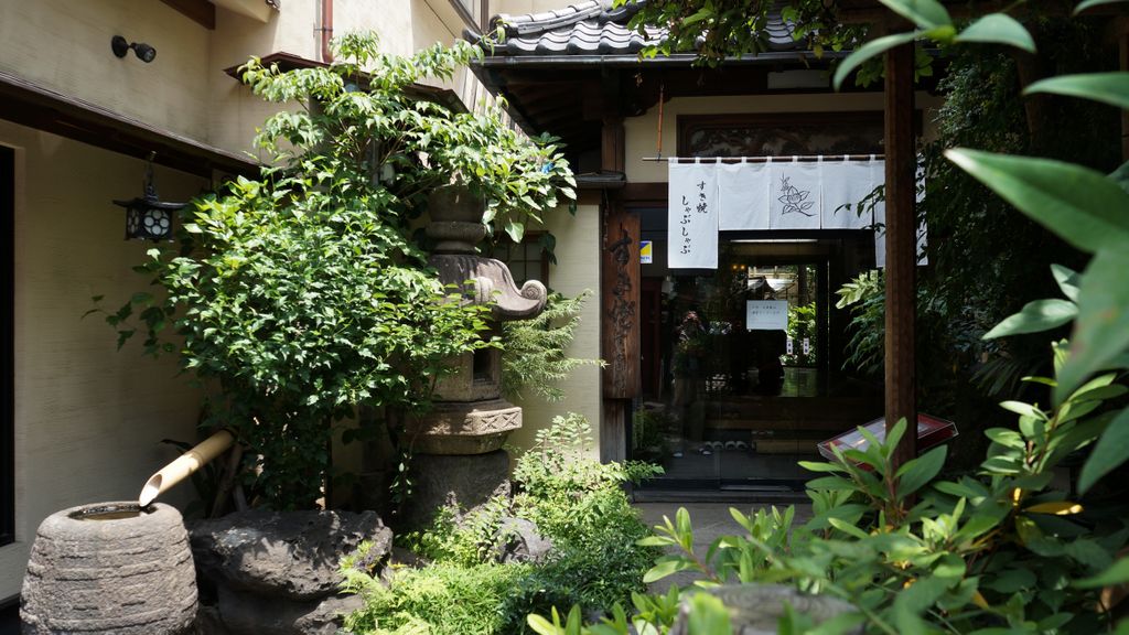 Small garden (of a restaurant) in Asakusa, Tokyo, Japan